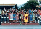 Grupo folclórico junto a profesora Carmen Guaman