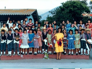 Grupo folclórico junto a profesora Carmen Guaman