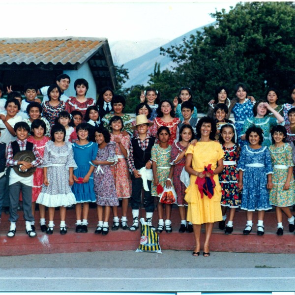 Grupo folclórico junto a profesora Carmen Guaman