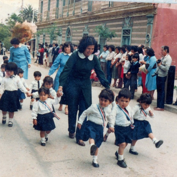 Desfile de niños de la sala cuna "Rocío"