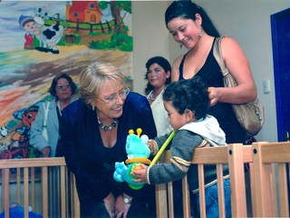 Presidenta Michelle Bachelet en inauguración de sala cuna Presidenta Michelle Bachelet en inauguración de sala cuna