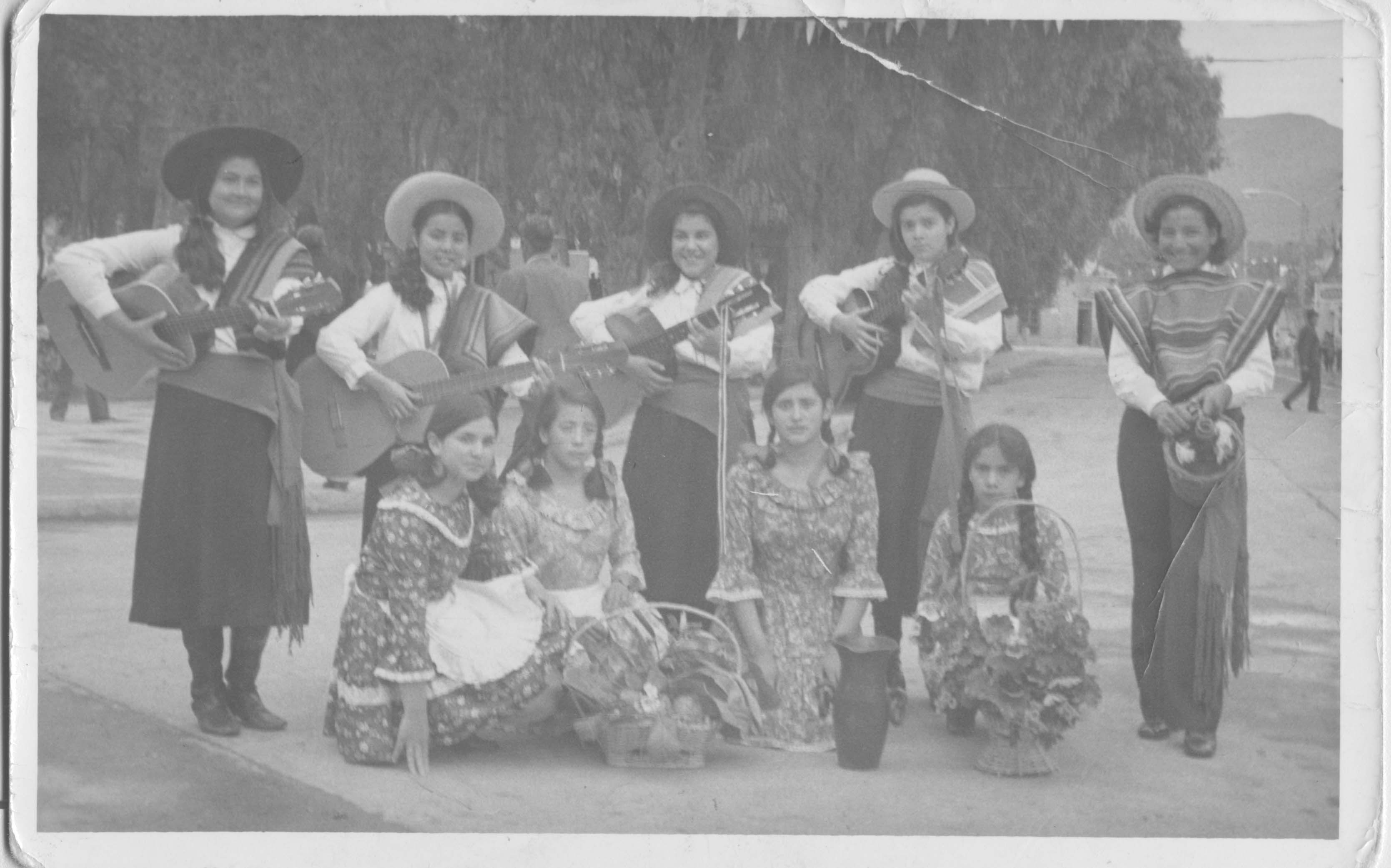 Eulalia Carvajal junto a grupo folclórico