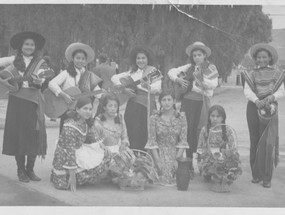 Eulalia Carvajal junto a grupo folclórico