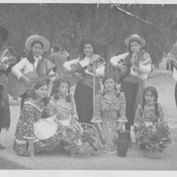 Eulalia Carvajal junto a grupo folclórico