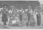 Eulalia Carvajal junto a grupo folclórico