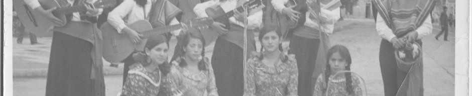 Eulalia Carvajal junto a grupo folclórico