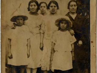 Mujeres de la familia Flandez Mujeres de la familia Flandez