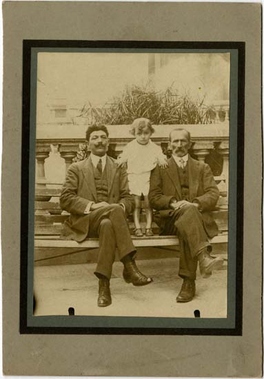 Abuelo, padre e hijo en una plaza