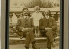 Abuelo, padre e hijo en una plaza