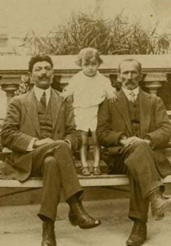 Abuelo, padre e hijo en una plaza Abuelo, padre e hijo en una plaza