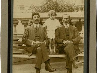 Abuelo, padre e hijo en una plaza Abuelo, padre e hijo en una plaza