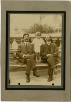 Abuelo, padre e hijo en una plaza Abuelo, padre e hijo en una plaza