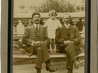 Abuelo, padre e hijo en una plaza