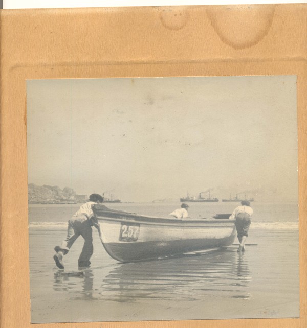 Lanzando el bote al mar Lanzando el bote al mar