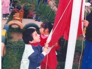 Joaquín izando la bandera