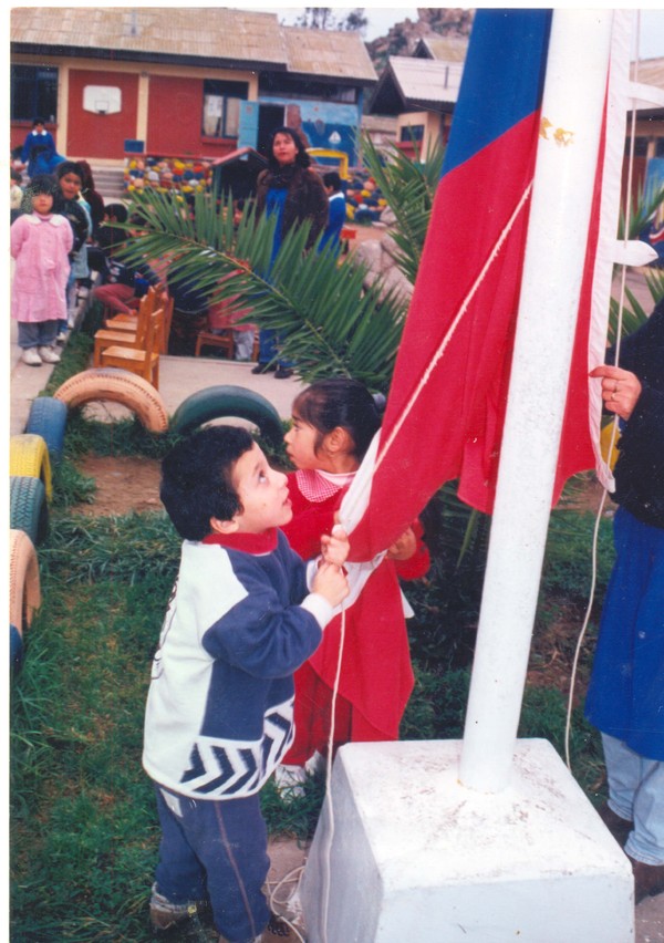 Joaquín izando la bandera