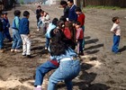 Niños jugando a tirar la cuerda