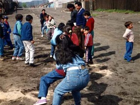 Niños jugando a tirar la cuerda