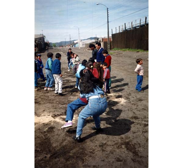 Niños jugando a tirar la cuerda