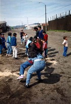 Niños jugando a tirar la cuerda