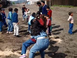 Niños jugando a tirar la cuerda