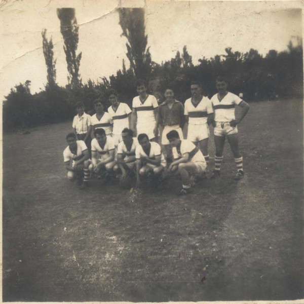 Jugadores del equipo de fútbol "Relámpago" de Quemchi