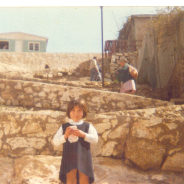 Niña en la calle Lastra de Coquimbo