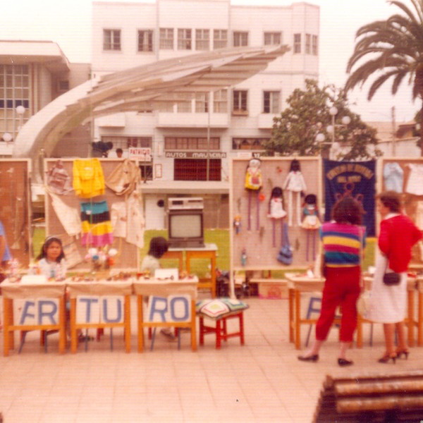 Exposición de manualidades de jóvenes del centro Arturo Prat Chacón