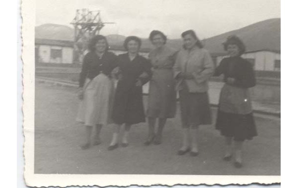 Amigas en la piscina de la población 25 de octubre