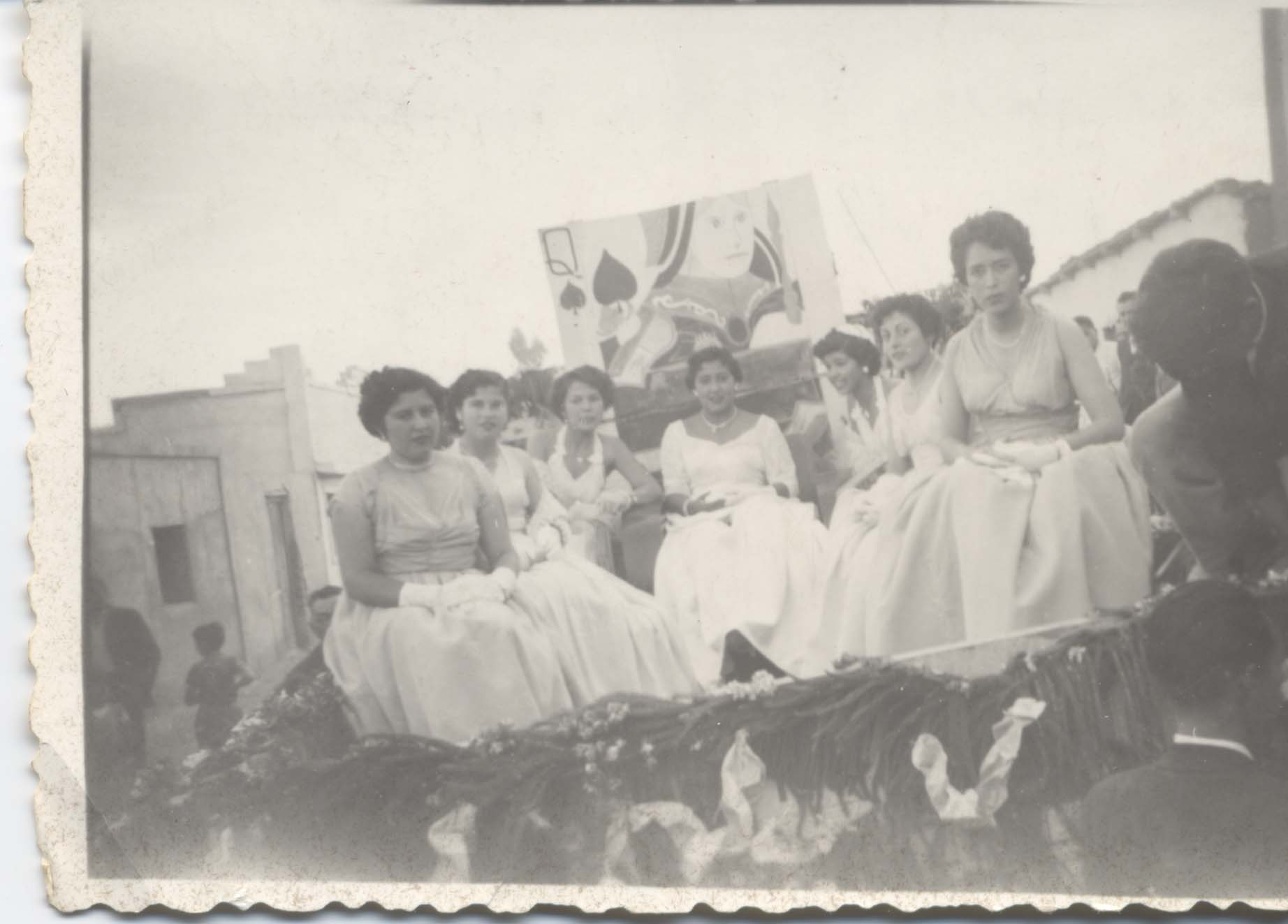 Reina y damas de honor de la fiesta de la primavera Reina y damas de honor de la fiesta de la primavera