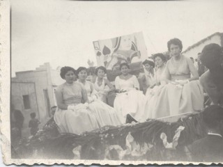 Reina y damas de honor de la fiesta de la primavera Reina y damas de honor de la fiesta de la primavera