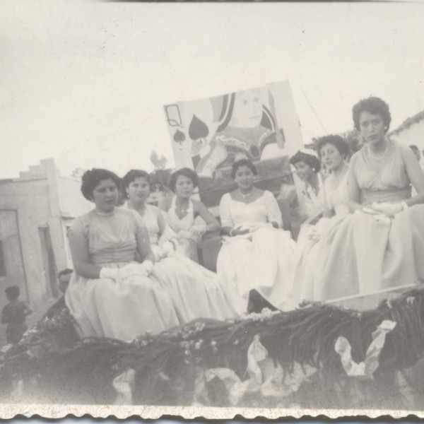 Reina y damas de honor de la fiesta de la primavera Reina y damas de honor de la fiesta de la primavera