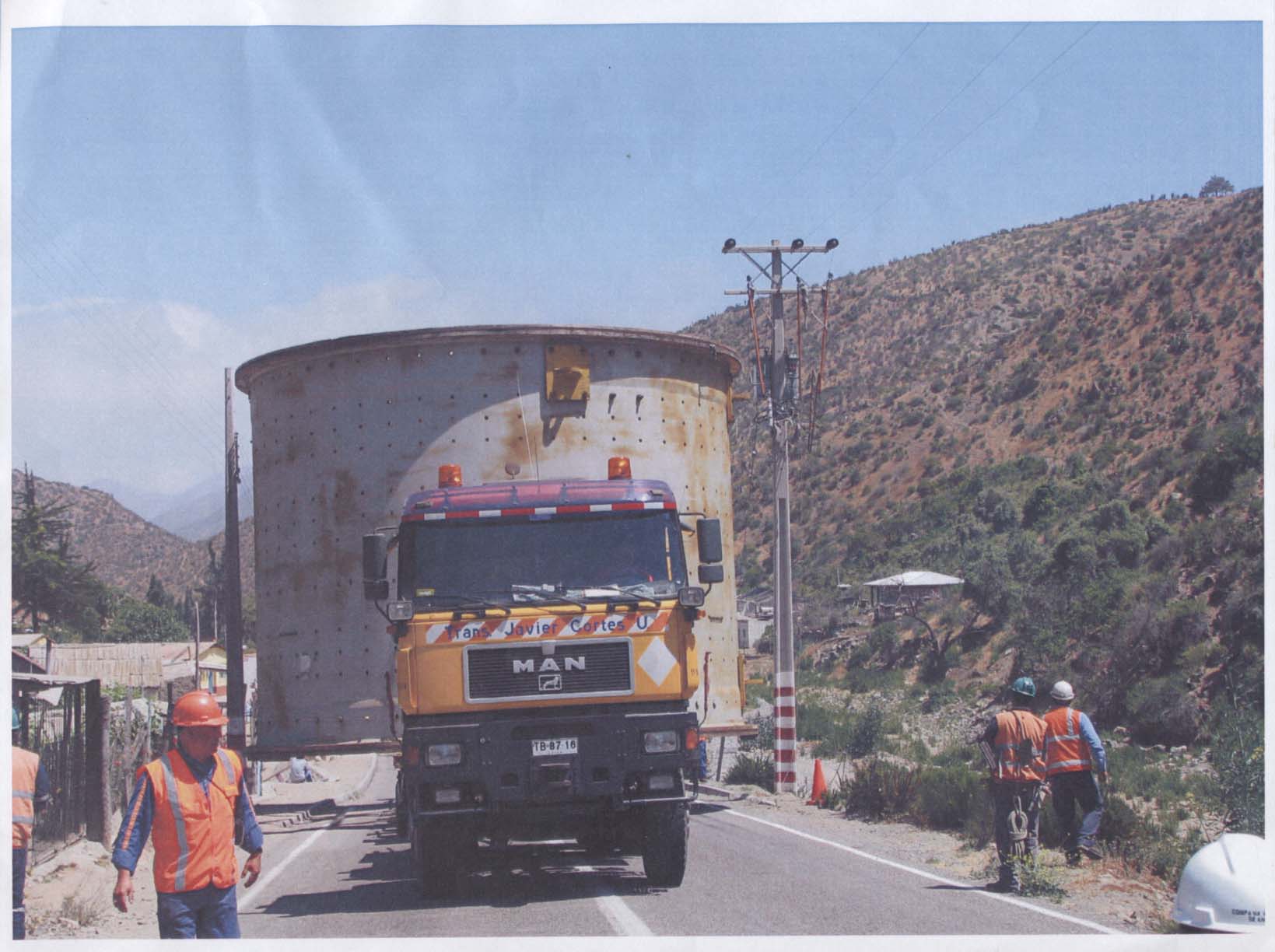 Camiones rumbo a empresa minera Teck