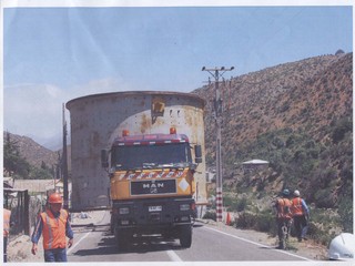 Camiones rumbo a empresa minera Teck