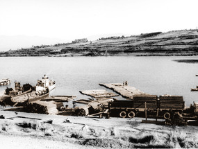 Actividad maderera en el muelle de Panguipulli