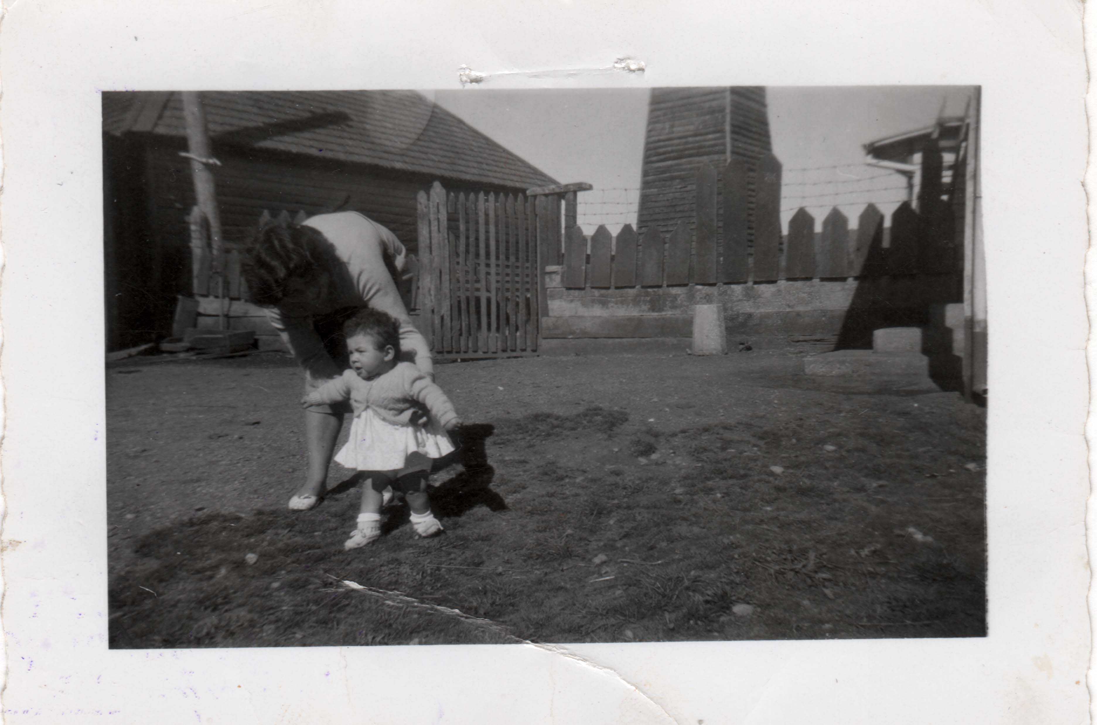 Madre e hija en la hacienda Loncopán