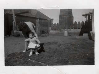 Madre e hija en la hacienda Loncopán