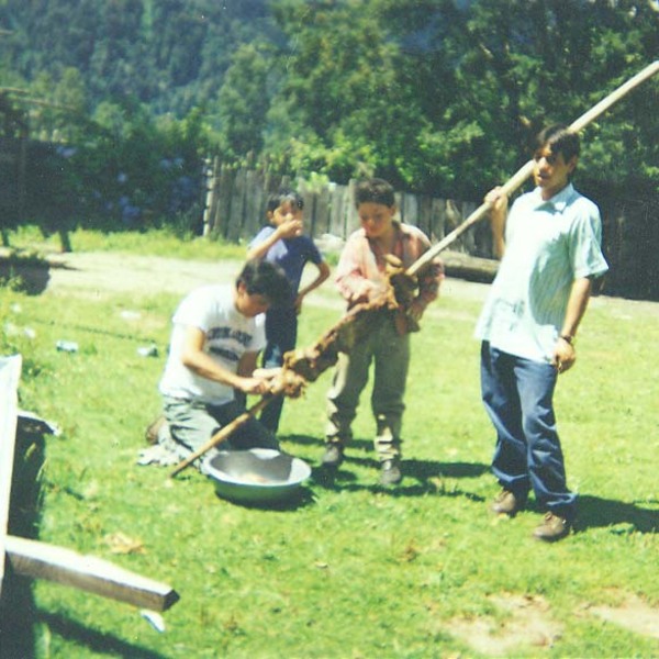 Preparación de un asado de cordero al palo