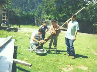 Preparación de un asado de cordero al palo Preparación de un asado de cordero al palo