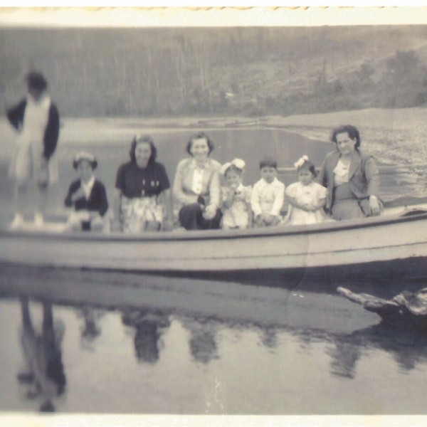 Familia Núñez Fernández en un paseo en bote