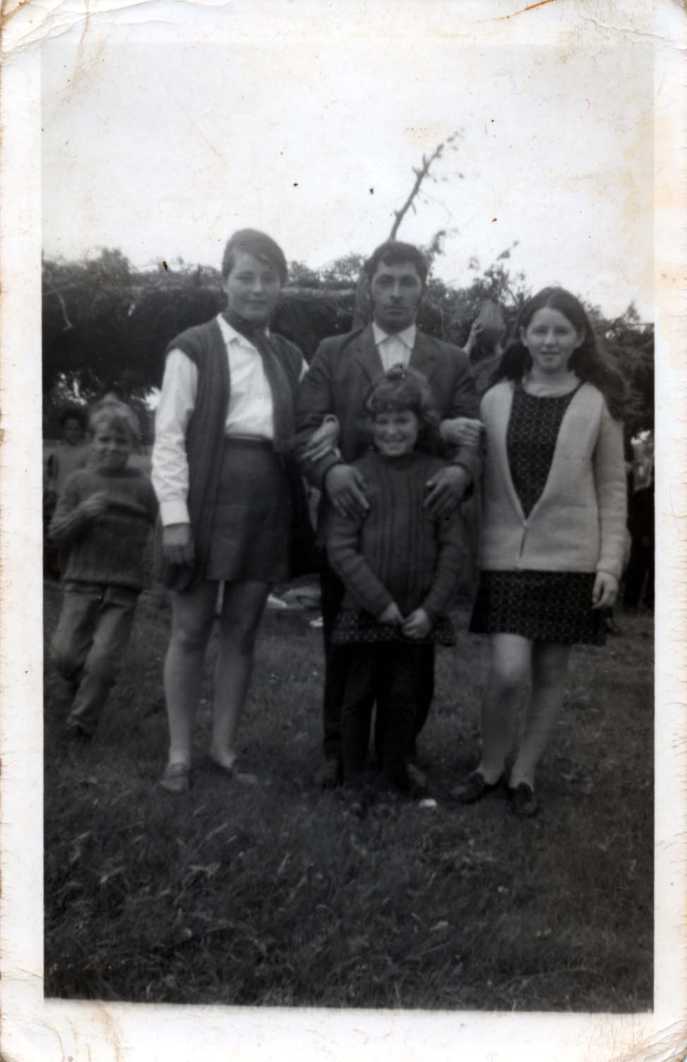 Familia Fuentes Valenzuela en una ramada Familia Fuentes Valenzuela en una ramada