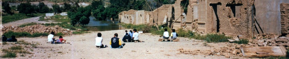 Niños en la calle principal de Gualliguaica Niños en la calle principal de Gualliguaica