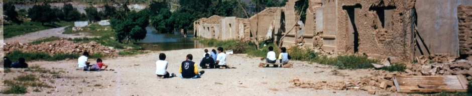 Niños en la calle principal de Gualliguaica