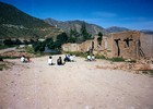 Niños en la calle principal de Gualliguaica