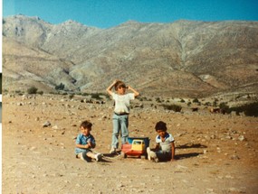 Niños en el pueblo antiguo de Gualliguaica