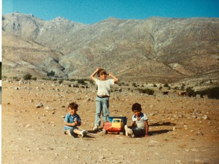 Niños en el pueblo antiguo de Gualliguaica