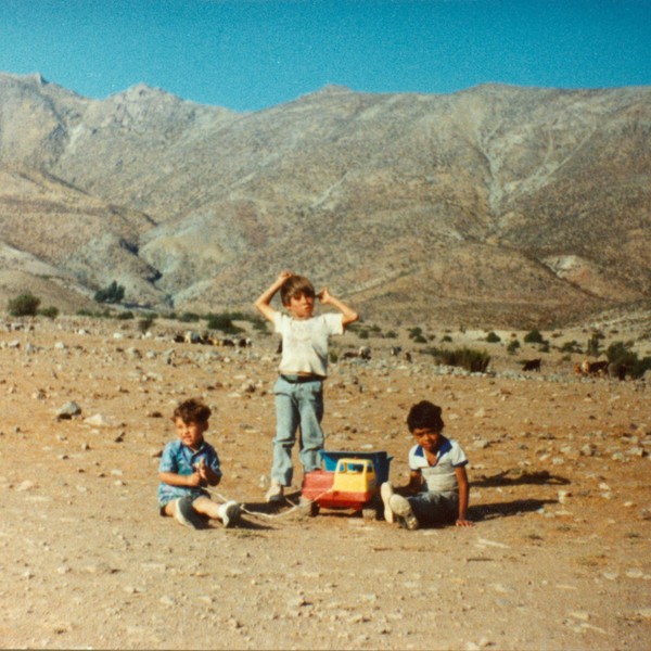 Niños en el pueblo antiguo de Gualliguaica