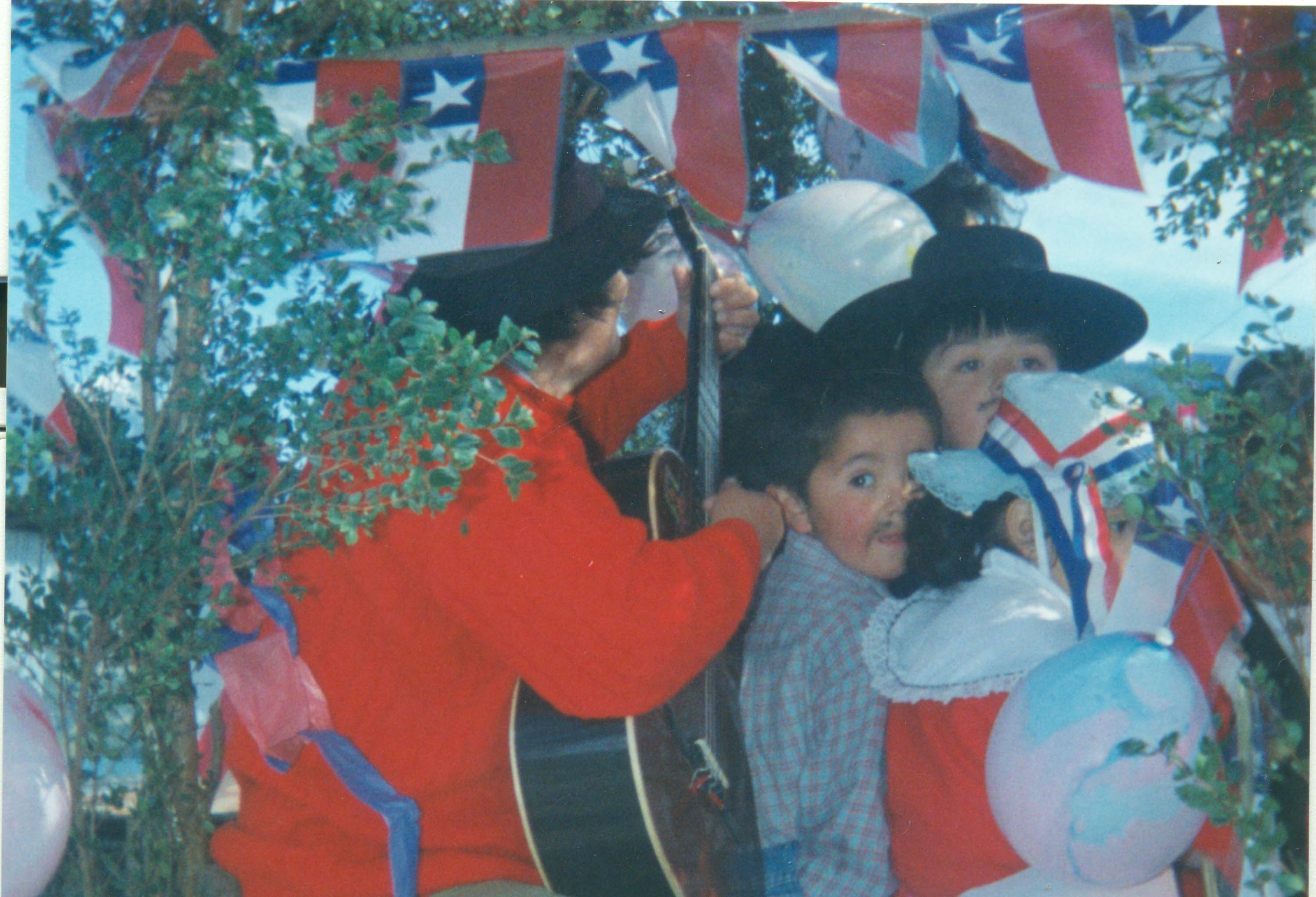 Desfile de fiestas patrias en carro alegórico