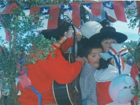 Desfile de fiestas patrias en carro alegórico