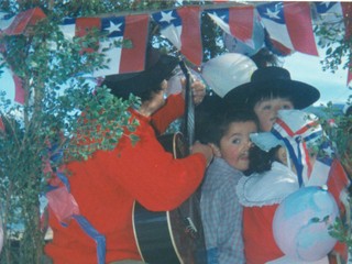 Desfile de fiestas patrias en carro alegórico